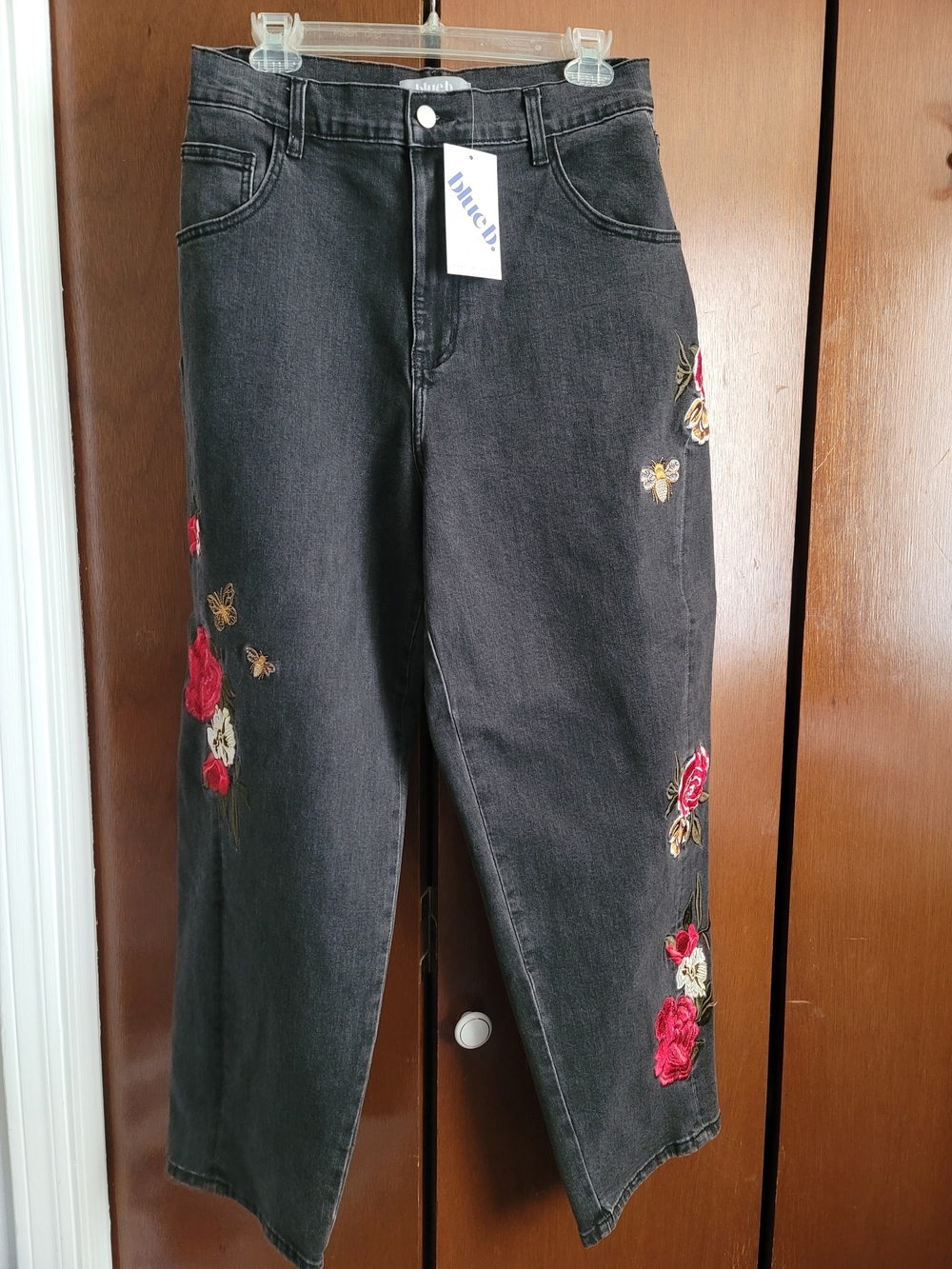 L NWT Blue B Embroidered Mom Jeans